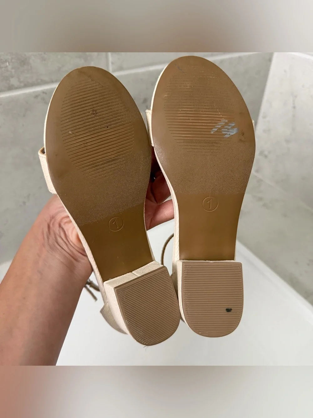 Reaction Kenneth Cole Girls Neutral Beige Ankle Strap Block Heel Sandals Size 1